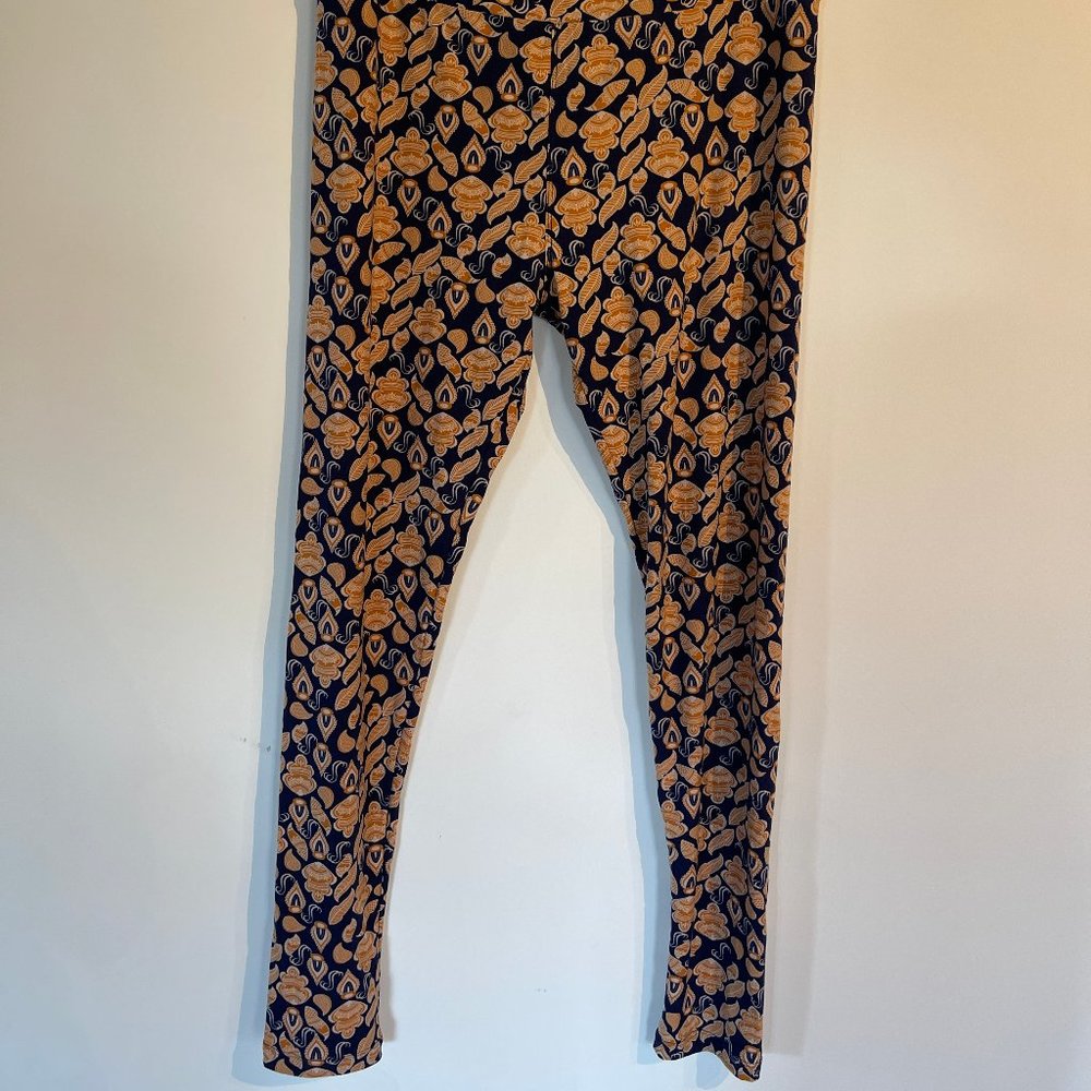20% off 3+ items Gold & navy Paisley leggings in Tall & Curvy. NEVER WORN!